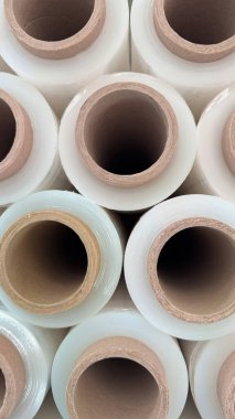 Plastik streç film ruloları. Arka plan. Yakın plan. Yiyecek paketleme ve depolama konuları için yemek filmi kullanma kavramı. Yüksek kalite fotoğraf