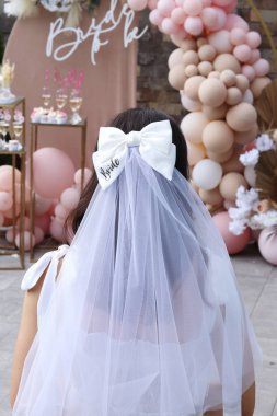 Gelin duvağı, baloların ve dekorun arka planında yazılı gelin dikiz aynasından. Bekarlığa veda partisi.