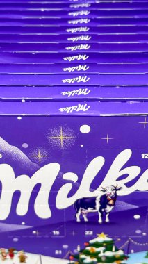 Uzhhorod, Ukrayna - 15 Kasım 2024: Milka marka çikolata paketleri. Milka logotype. Yeni Yıl Uygulaması Takvimi. 