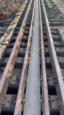 Eski ve terk edilmiş bir tren yolunun görüntüleri. Borzhava dar geçidi üzerinde yürüyorum. Yüksek kalite 4k görüntü
