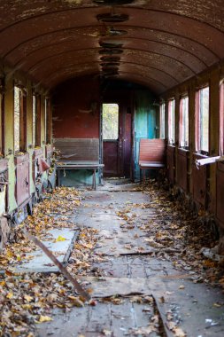 Terk edilmiş tren vagonu. İçeride. Paslı, hasarlı ve terk edilmiş tren vagonu, Transcarpathia, Ukrayna 'da boyası soyuluyor. Yüksek kalite fotoğraf