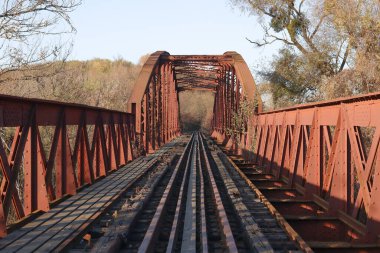 Eski metal demiryolu köprüsü. Simetrik metal yapısı ve izi var. Yüksek kalite fotoğraf