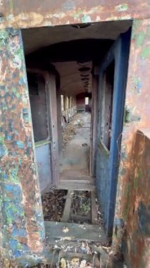 Hasarlı ve terk edilmiş tren vagonu, Transcarpathia, Ukrayna 'da boyası soyuluyor. Yüksek kalite 4k görüntü