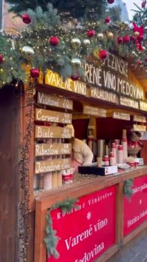 Noel Yeni Yıl Pazarı. Süslü dükkanlar, ticaret için evler. Güzel büfe. Avrupa 'da yeni yıl. Dikey büfe. Noel panayırı konsepti. Kosice, Slovakya - 1 Aralık 2024. Yüksek kalite 4k görüntü