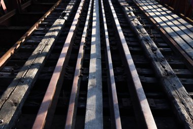 Demiryolu ahşap rayları. Tahta kalaslar ve çelik raylar. Yüksek kalite fotoğraf