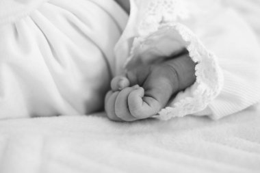 Yeni doğan bebek elinin siyah beyaz fotoğrafı. Yüksek kalite fotoğraf