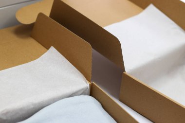 Sipariş vermek için bir kutu hazırlar. Karton kutularda paketler. İnsanlar ve küçük işletme kavramları. Yüksek kalite fotoğraf