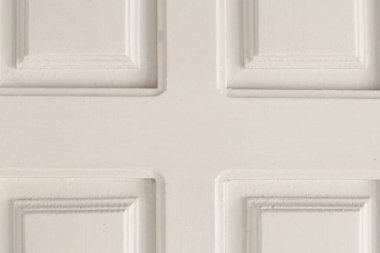 Beyaz ahşap bir panel ve kabartmalı kabartmalar haç şeklinde desen oluşturuyor. Mobilya kapısı, duvar mimarisi, iç tasarım, soyut sanat olabilir. Yüksek kalite fotoğraf