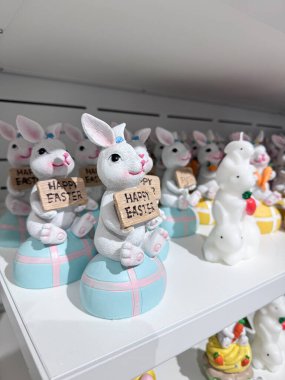 Pastel Renkli Tatil Dekorasyonları ve Mutlu Paskalya İşaretleri Tutan Şirin El Yapımı Tavşanlarla dolu Güzel Paskalya Tavşanları Sergisi 'ndeki Paskalya Tavşanı figürleri. Yüksek kalite fotoğraf