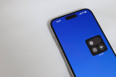 Uzhhorod, Ukrayna 11 Nisan 2025.iPhone ekranı ChatGPT arayüzünü canlı mavi bir arkaplanda gösteriyor. Mobil yapay zeka asistanı kavramı, akıllı erişilebilirlik ve modern teknoloji iş başında.