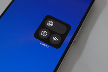 Uzhhorod, Ukrayna 11 Nisan 2025.iPhone ekranı ChatGPT arayüzünü canlı mavi bir arkaplanda gösteriyor. Mobil yapay zeka asistanı kavramı, akıllı erişilebilirlik ve modern teknoloji iş başında.