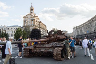 Kyiv 'deki Bağımsızlık Günü' nde imha edilen tankların sergilenmesi