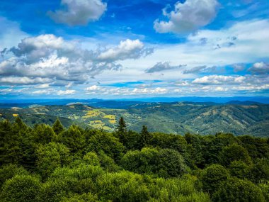 Dağları ve bulutları olan güzel bir manzara