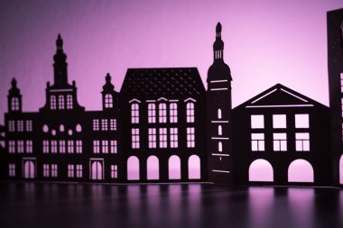 Minyatür bir evin silueti.