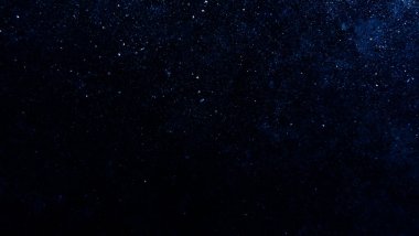 Yüksek çözünürlüklü arkaplan resmi parlak yıldızlı koyu mavi bir gece gökyüzü, tasarım projeleri, örtüler, yaratıcı sunumlar ve arka plan kullanımı için mükemmel