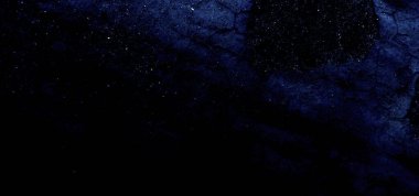 yüksek çözünürlüklü arkaplan resmi kozmik dokuları ve dağınık yıldızlı koyu mavi bir gece gökyüzü, tasarım projeleri, örtüler ve yaratıcı kullanım için mükemmel