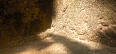 yüksek çözünürlüklü arkaplan resmi, dünyevi tonları ve dokuları olan sıcak bir altın taş yüzeyi, tasarım, örtüler, yaratıcı projeler ve sunumlar için ideal