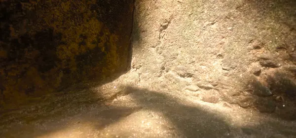 yüksek çözünürlüklü arkaplan resmi, dünyevi tonları ve dokuları olan sıcak bir altın taş yüzeyi, tasarım, örtüler, yaratıcı projeler ve sunumlar için ideal