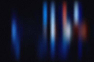 Dikey parlak çizgileri olan koyu fütürist mavi ışık bulanıklığı