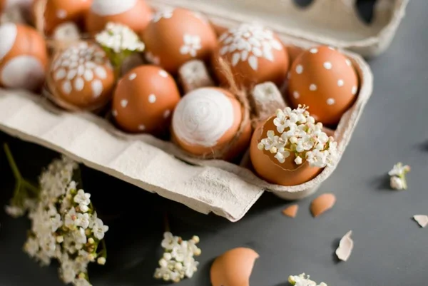 Yumurtalar, masanın üzerinde boyanmış yumurta ve çiçekler, renkli Paskalya pastel mermer yumurtalar, renkli paskalya pastel mermer mermer yumurtalar.