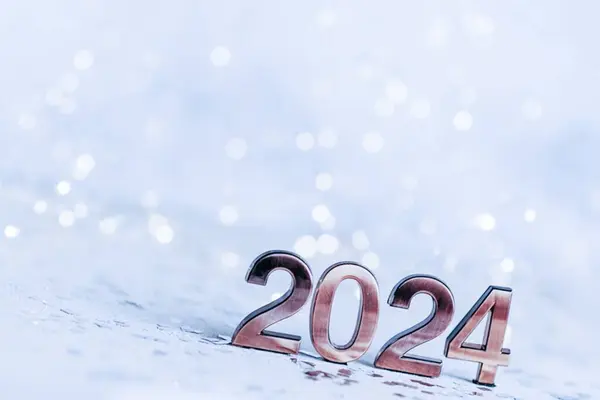 Mutlu yıllar 2024 tebrik kartı. Güzel bir tatil web sayfası ya da afişi altın gibi parlak bir yazı Mutlu yıllar 2024 havai fişeklerle ışıltılı mavi bir arkaplan üzerine ışıltılı yazılar
