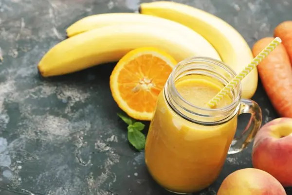 Taze Meyve Smoothie Kırmızı Yeşil Tropikal Meyveler Karpuz Çilek Elmalı Kivi Portakallı Muzlu Çam Elması Nar Üzüm Seçici Odaklanma Şişe Çok renkli, yiyecek veya içecekler 