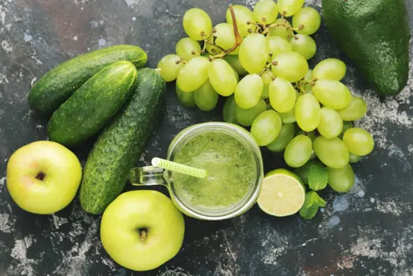 Taze Meyve Smoothie Kırmızı Yeşil Tropikal Meyveler Karpuz Çilek Elmalı Kivi Portakallı Muzlu Çam Elması Nar Üzüm Seçici Odaklanma Şişe Çok renkli, yiyecek veya içecekler 