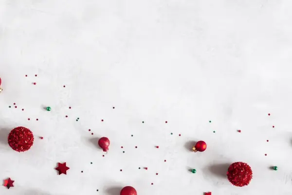 Noel kompozisyonu. Firavun ağacı dalları, gri arka planda kırmızı süslemeler, çiçek kompozisyonu. Mermer arka planda beyaz ve mor çiçekler, okaliptüs yaprakları, kış, üst manzara. Noel hediyesi. 