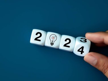 Mutlu yıllar 2024, dijital dünya haritalı 3d dünya küresi 2024 yıllık arama simgesi ve yükselen ok, mavi arkaplan üzerindeki trend büyüme grafiği ile beyaz blok yığınına yerleştirildi.
