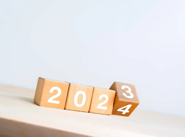 Mutlu yıllar 2024, dijital dünya haritalı 3d dünya küresi 2024 yıllık arama simgesi ve yükselen ok, mavi arkaplan üzerindeki trend büyüme grafiği ile beyaz blok yığınına yerleştirildi.