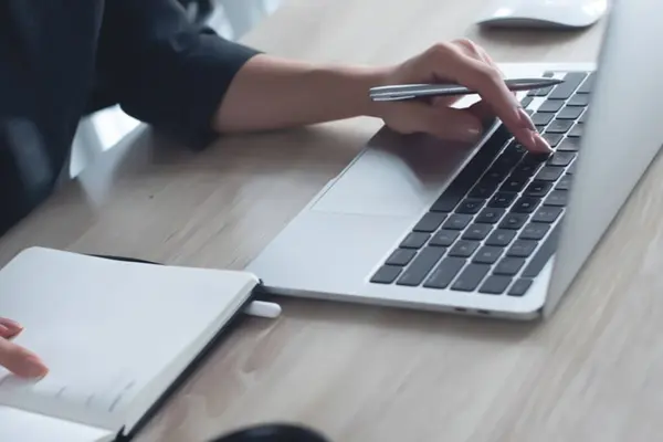 İşletme ve Finans. Ofiste dijital tablet ve dizüstü bilgisayar kullanan bir iş adamı. İşadamı çalışıyor, tablet ekranda dokunuyor ve dizüstü bilgisayarda yazıyor, iş verilerini araştırıyor, sörf yapıyor. 