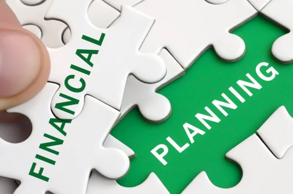 İş ve Finans, kelime planlama ile el ele yapbozun bir parçası, finansal planlama metni çimento masa üzerinde tasarım için, Emeklilik Finansal planlayıcısı, 2024 iş ve finans