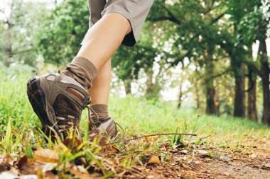 Arkadan hiker bacak dağlarda yürüyüş görünümü
