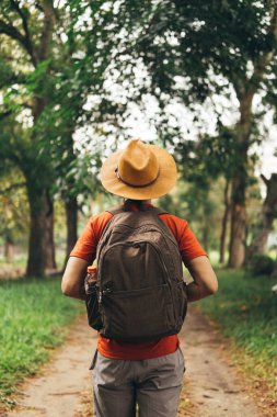 Arkadan hiker bacak dağlarda yürüyüş görünümü