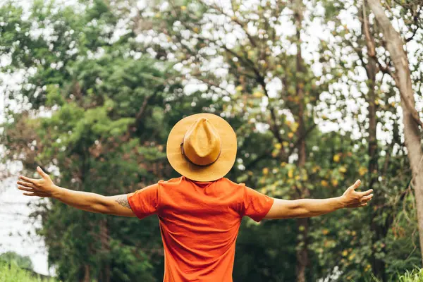 Genç adam açık havada temiz hava soluyor..