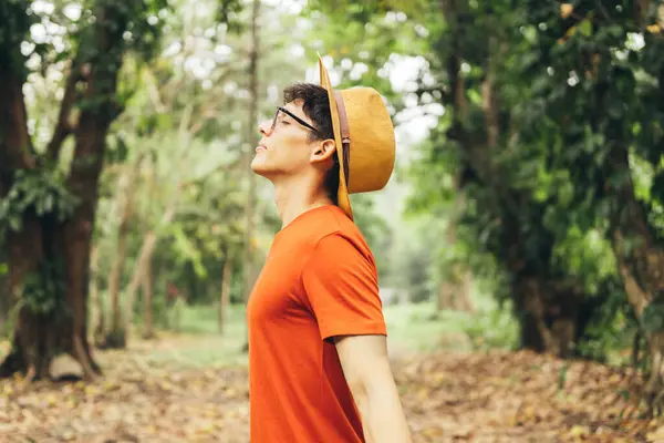 Genç adam açık havada temiz hava soluyor..