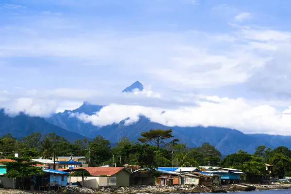 Fotoğraf: pico bonito manzarası, La Ceiba Honduras şehri, tatil gezisi konsepti.