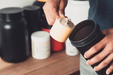 El ele tutuşup bir kepçe süt proteini ve karıştırıcı ile fotokopi uzayı sağlıklı yaşam.