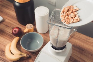 Fıstıklı protein smoothie hazırlama.