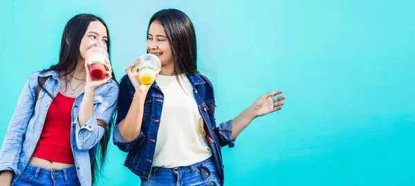 Meyve suyu içen mutlu ve güzel İspanyol kadınlarının portresi. sağlıklı yaşam tarzı konsepti. dostluk kavramı.