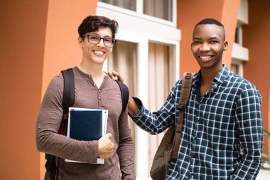 İki genç öğrenci kameraya bakıyor..