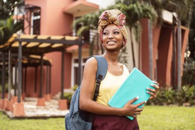 Genç kadın öğrenci sırt çantası ile.