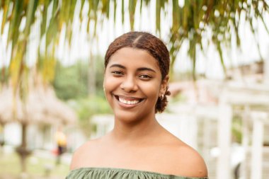 Güzel genç bir kadının fotokopi makinesiyle kameraya baktığı yakın çekim..