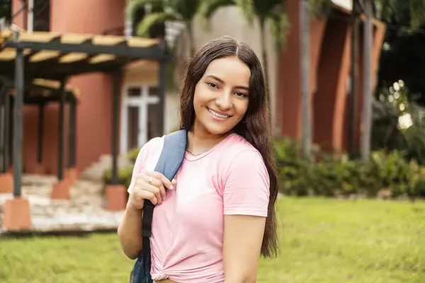 Junge Hispanische Studentin — Stockfoto