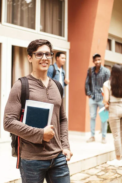 Młody Latynoski Student Uśmiechnięty Szczęśliwy Nosząc Plecak Uniwersytecie — Zdjęcie stockowe