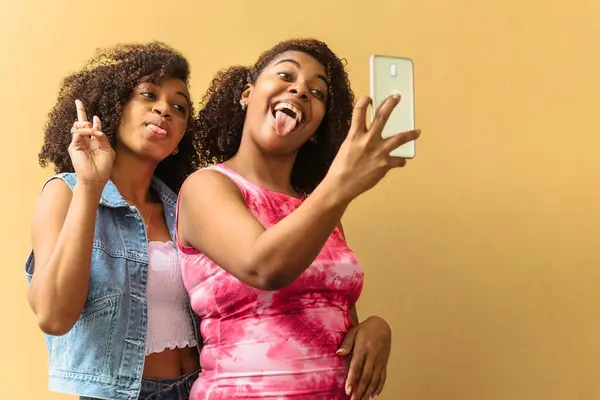 İki genç kadın bir selfie alarak.