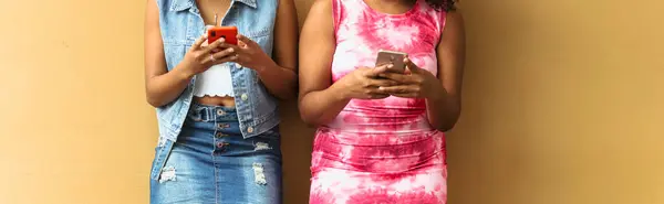 grup arkadaşları akıllı telefon kullanıyor.