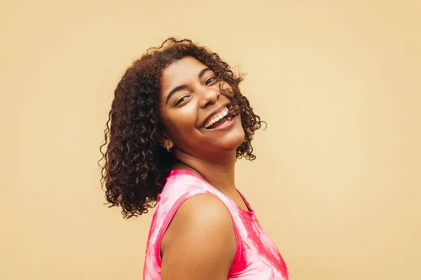 Mutlu siyah Afrikalı kadın portresi