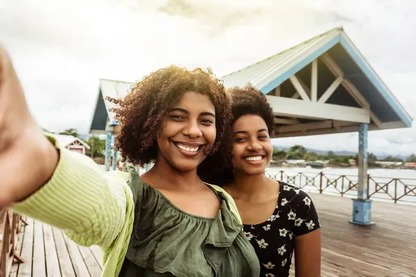 Gülümseyen kadınlar La Ceiba, Honduras 'ta seyahat ederken selfie çekiyorlar..