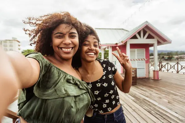 La Ceiba Turist İskelesi 'ndeki genç kadınlar, Honduras' ı ziyaret eden mutlu arkadaşlar..